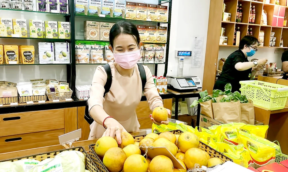 Khách hàng chọn mua sản phẩm organic tại một cửa hàng ở TPHCM. Ảnh: THANH HẢI