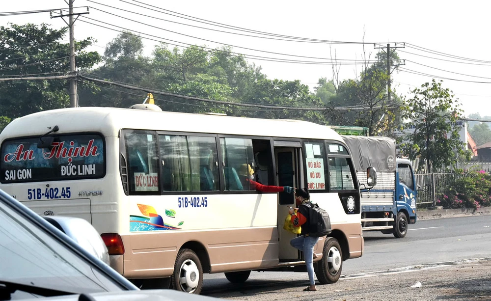 Xe dù đón khách đoạn đối diện cổng Trường Đại học Nông Lâm TPHCM Ảnh: Đình Lý