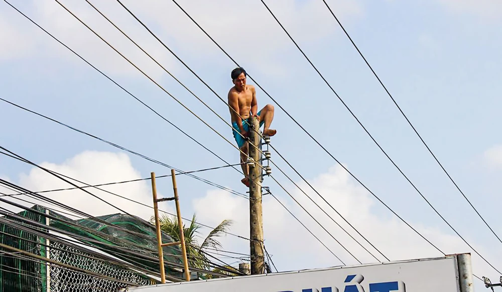 Một người bị ngáo đá tự leo lên cột điện.