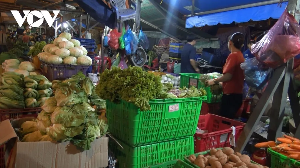 Hàng hóa đổ về chợ đầu mối ở TPHCM tăng đột biến ảnh 11