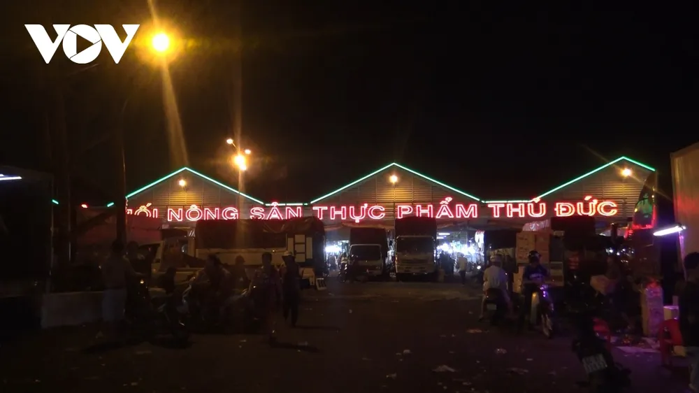 Hàng hóa đổ về chợ đầu mối ở TPHCM tăng đột biến ảnh 1