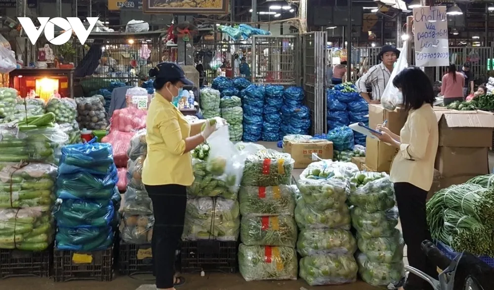 Hàng hóa đổ về chợ đầu mối ở TPHCM tăng đột biến ảnh 14