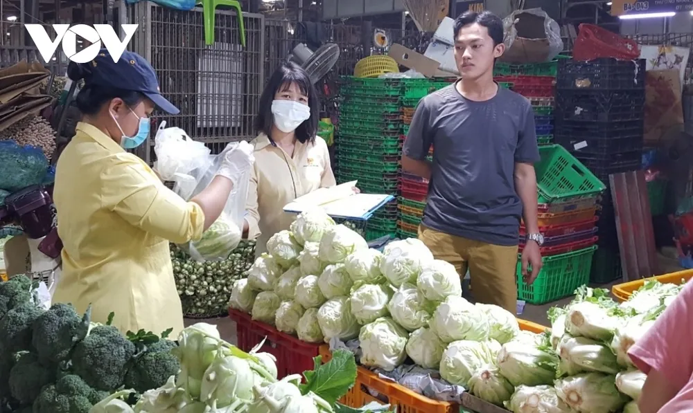 Hàng hóa đổ về chợ đầu mối ở TPHCM tăng đột biến ảnh 5