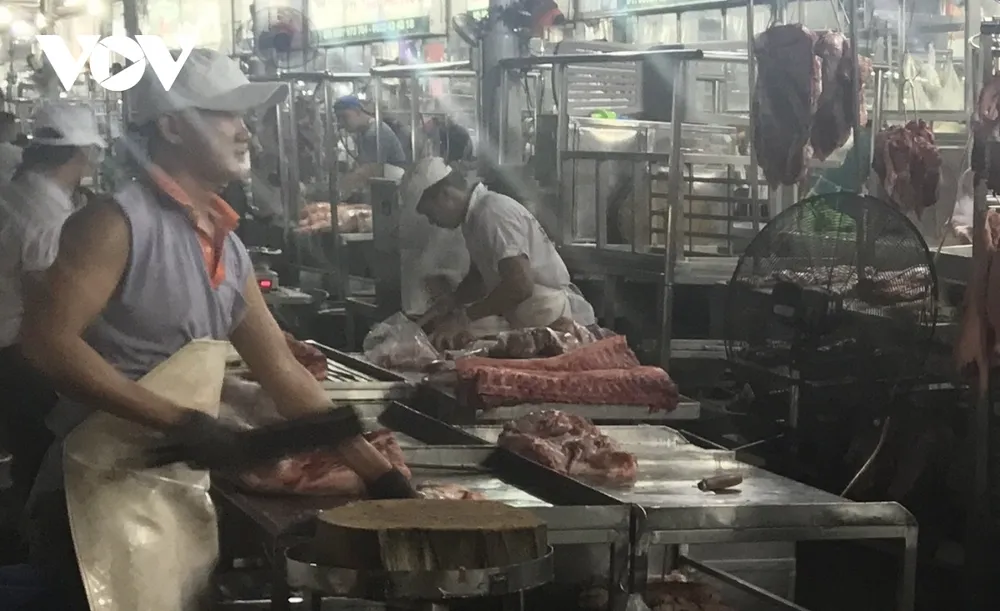 Hàng hóa đổ về chợ đầu mối ở TPHCM tăng đột biến ảnh 7