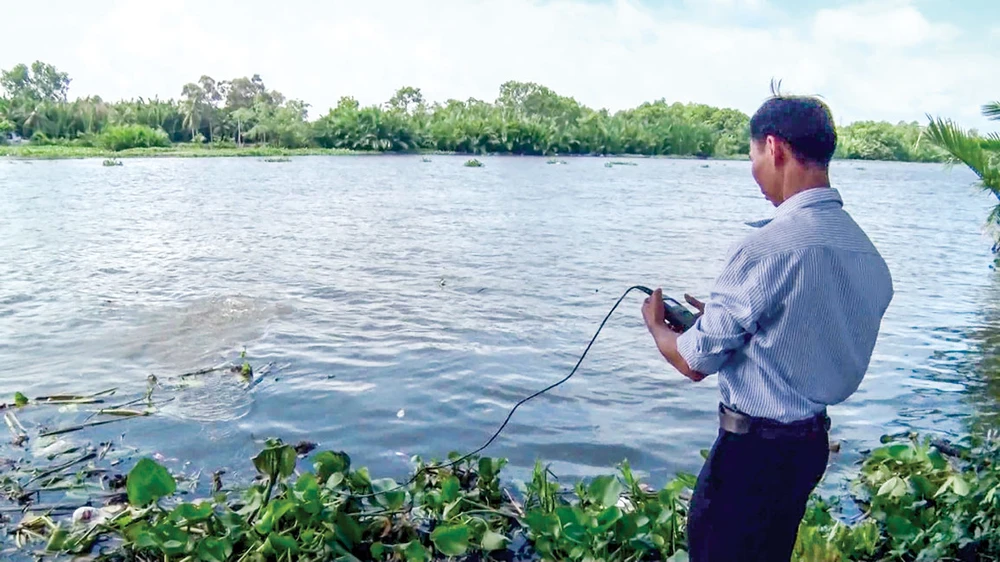 Kiểm tra nồng độ mặn trên sông Cái Lớn nơi giáp ranh giữa Kiên Giang và Hậu Giang.