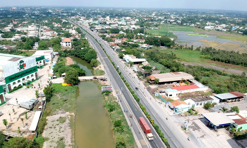 Quốc lộ 22, đoạn qua xã Tân Phú Trung, huyện Củ Chi. Ảnh: CAO THĂNG