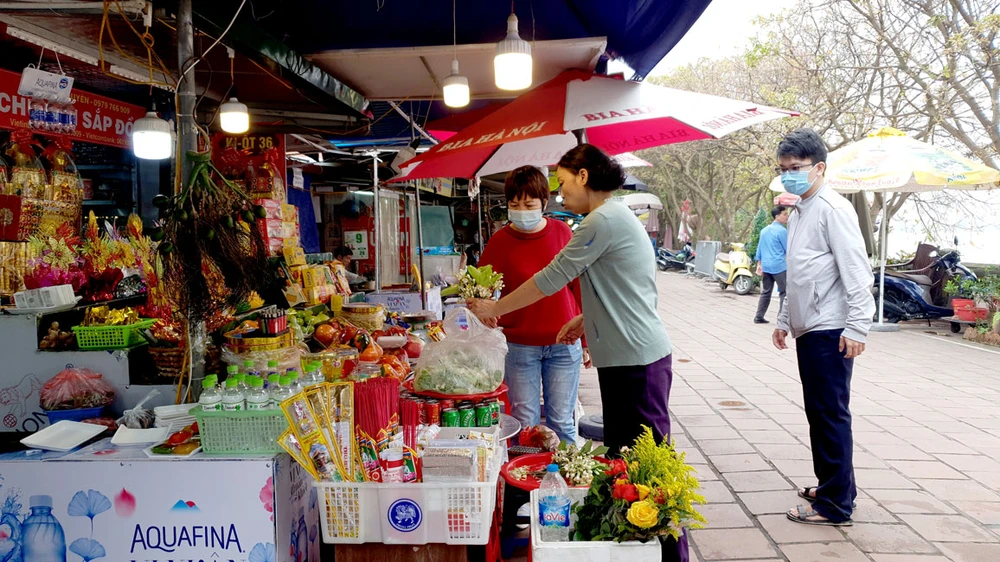 Khách hành hương thưa vắng tại phủ Tây Hồ, Hà Nội (Ảnh chụp vào ngày 11-3)