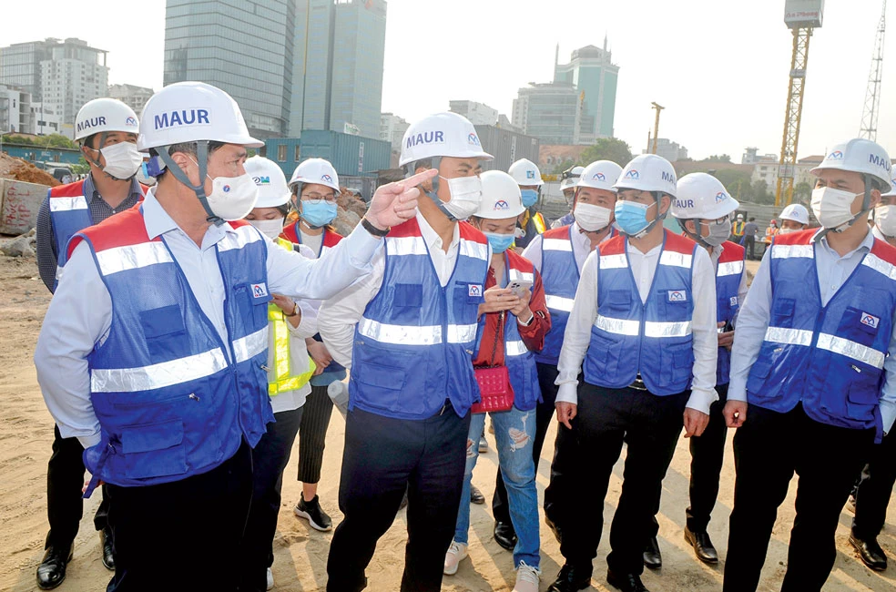 Chủ tịch UBND TPHCM Nguyễn Thành Phong thị sát ga ngầm Ba Son Ảnh: CAO THĂNG