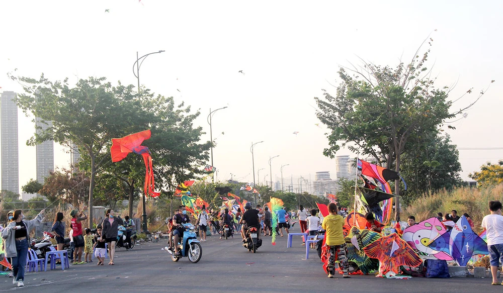 Nhiều bạn trẻ tập trung ở khu vực gần cầu Thủ Thiêm (TP Thủ Đức) thả diều, tiềm ẩn nguy cơ gây tai nạn cho người đi đường