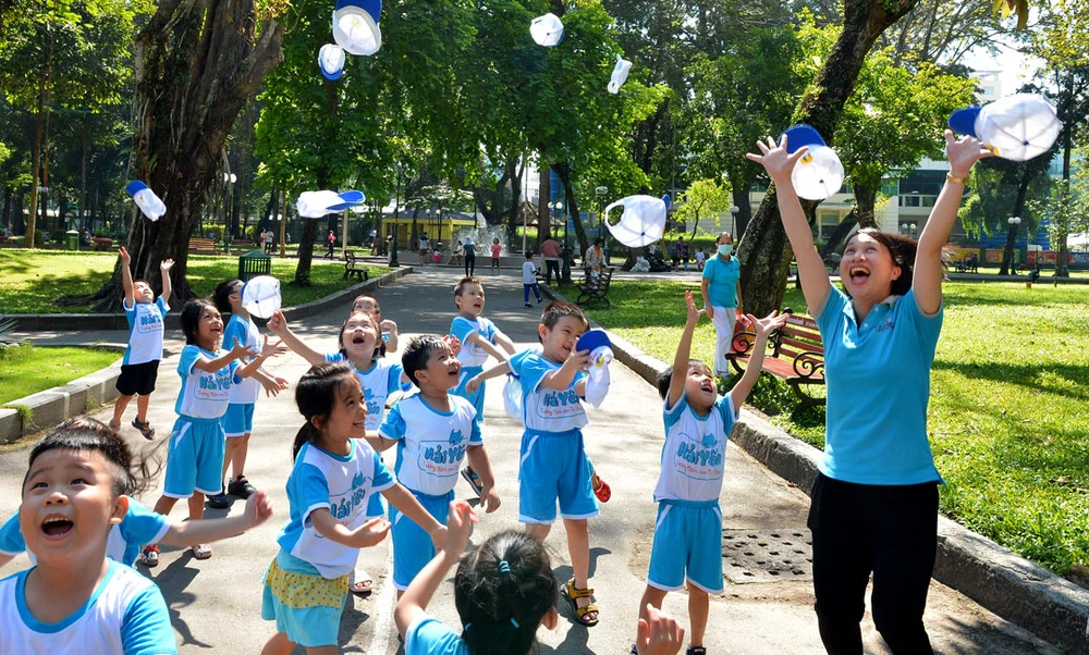 Trẻ em thành phố thích thú với những mảng xanh quý giá ở Công viên Tao Đàn, quận 1. Ảnh: VIỆT DŨNG