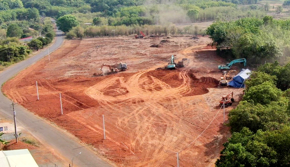 Một khu đất trên trục đường chính liên xã An Khương-Tân Lợi đang được giới 'cò' san ủi để phân lô bán nền. 