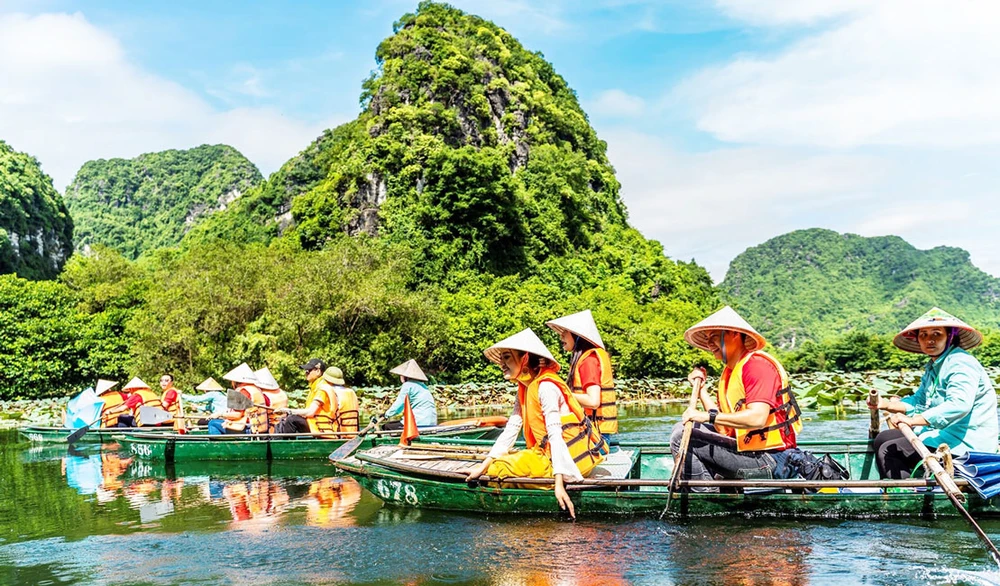 Du khách TPHCM tham quan quần thể danh thắng Tràng An (Ninh Bình)