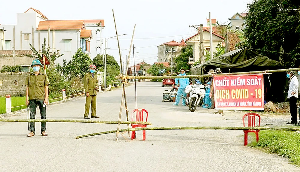 Lực lượng chức năng huyện Lý Nhân lập chốt kiểm soát ra vào thôn Quan Nhân, xã Đạo Lý