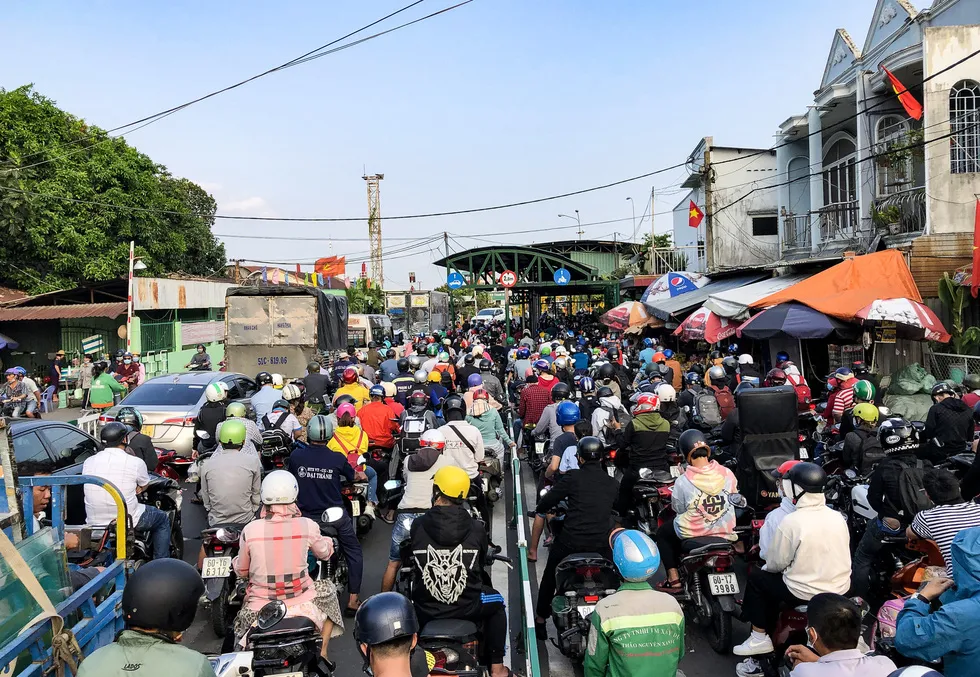 TP.HCM: Các cửa ngõ kẹt cứng, bến xe đông nghẹt người trước ngày nghỉ lễ 30-4 - Ảnh 3. TP.HCM: Các cửa ngõ kẹt cứng, bến xe đông nghẹt người trước ngày nghỉ lễ 30-4 - Ảnh 3.