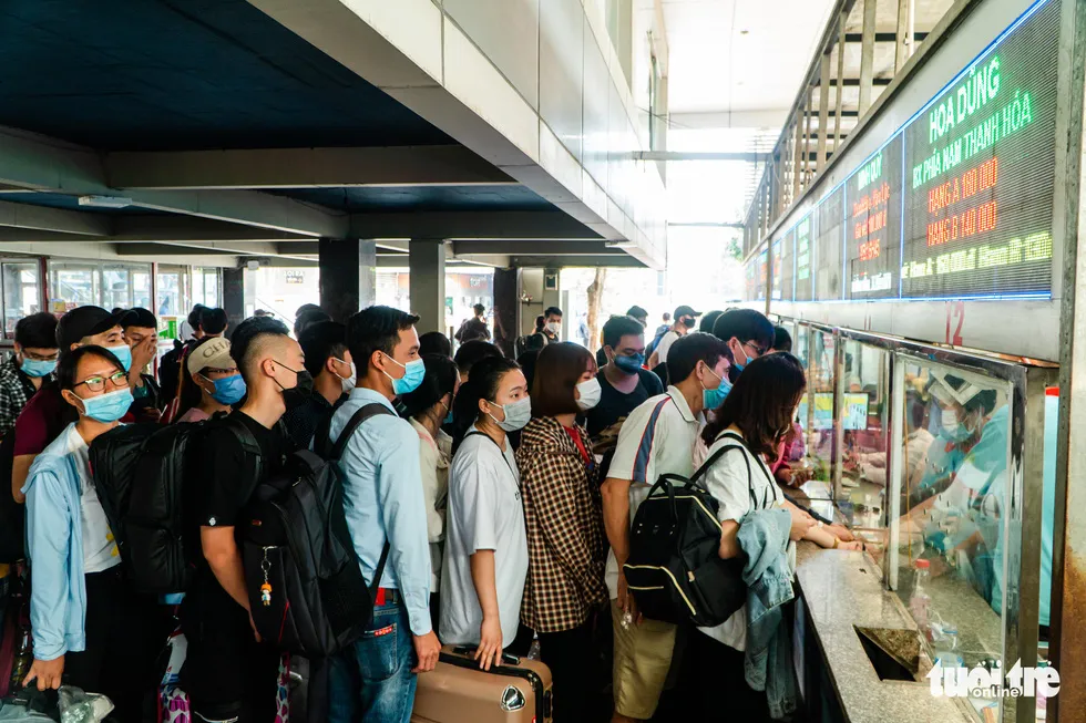 Nườm nượp người đổ về quê nghỉ lễ, xe cộ trên phố Hà Nội đứng hình từ 3 giờ chiều - Ảnh 7. Nườm nượp người đổ về quê nghỉ lễ, xe cộ trên phố Hà Nội đứng hình từ 3 giờ chiều - Ảnh 7.