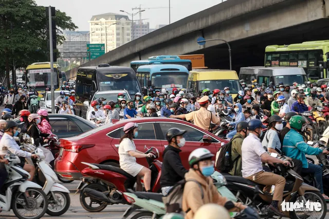 Nườm nượp người đổ về quê nghỉ lễ, xe cộ trên phố Hà Nội đứng hình từ 3 giờ chiều - Ảnh 5. Nườm nượp người đổ về quê nghỉ lễ, xe cộ trên phố Hà Nội đứng hình từ 3 giờ chiều - Ảnh 5.