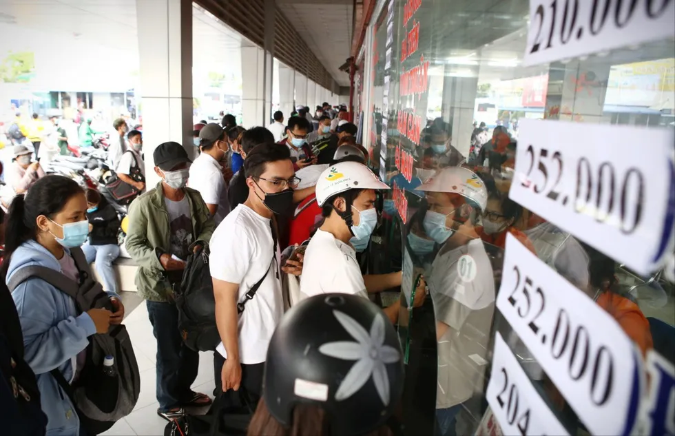 TP.HCM: Các cửa ngõ kẹt cứng, bến xe đông nghẹt người trước ngày nghỉ lễ 30-4 - Ảnh 5. TP.HCM: Các cửa ngõ kẹt cứng, bến xe đông nghẹt người trước ngày nghỉ lễ 30-4 - Ảnh 5.