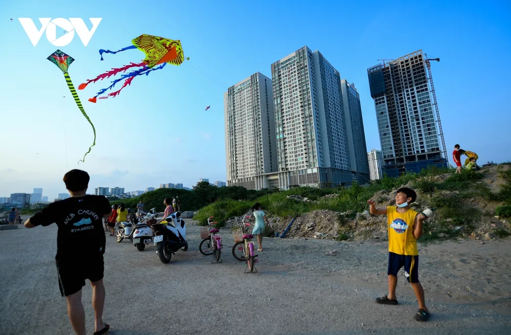 Bất chấp dịch Covid-19 phức tạp, người Hà Nội vẫn thả diều, đá bóng... ảnh 5
