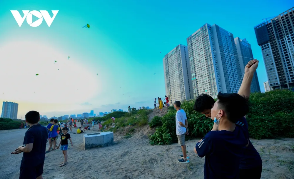 Bất chấp dịch Covid-19 phức tạp, người Hà Nội vẫn thả diều, đá bóng... ảnh 17