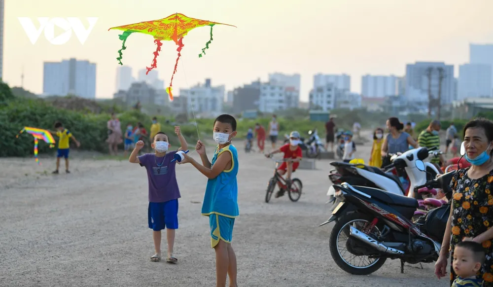 Bất chấp dịch Covid-19 phức tạp, người Hà Nội vẫn thả diều, đá bóng... ảnh 15