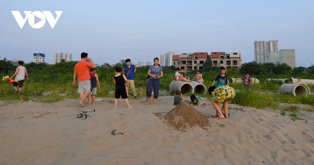 Bất chấp dịch Covid-19 phức tạp, người Hà Nội vẫn thả diều, đá bóng... ảnh 13