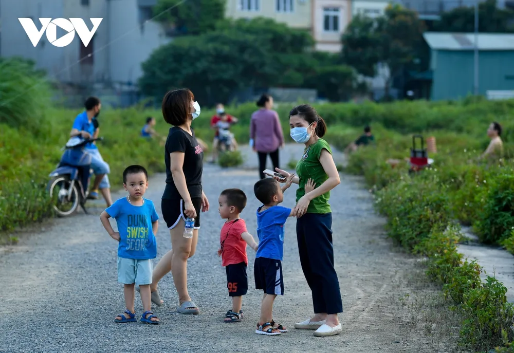 Bất chấp dịch Covid-19 phức tạp, người Hà Nội vẫn thả diều, đá bóng... ảnh 11