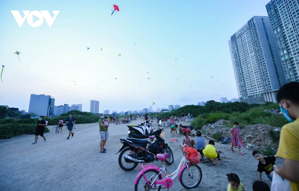 Bất chấp dịch Covid-19 phức tạp, người Hà Nội vẫn thả diều, đá bóng... ảnh 8