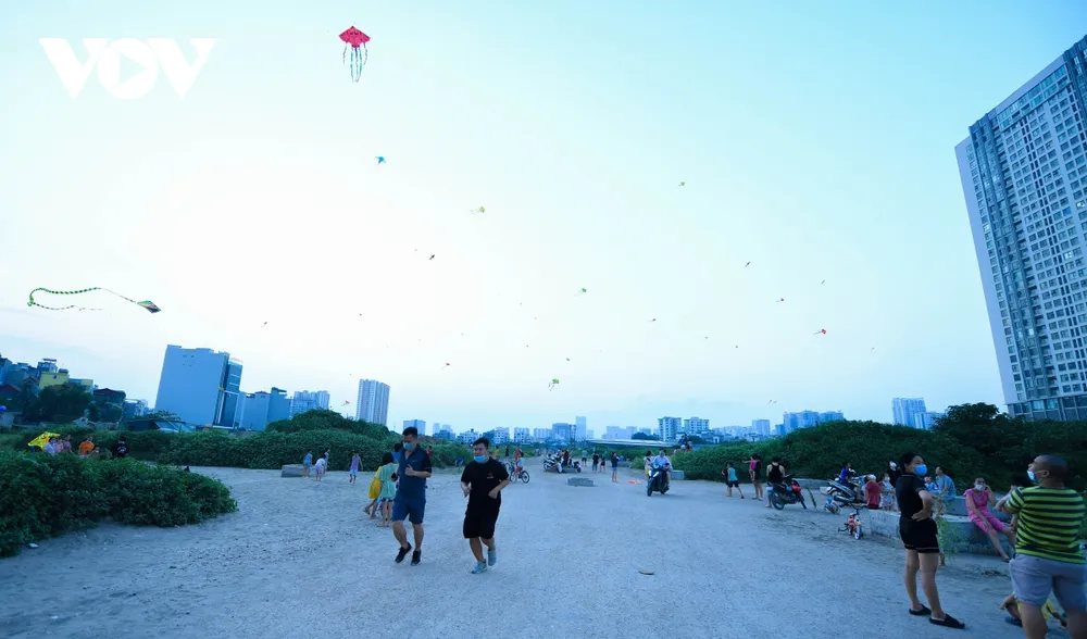 Bất chấp dịch Covid-19 phức tạp, người Hà Nội vẫn thả diều, đá bóng... ảnh 9