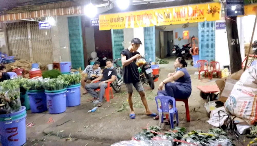 Lo nguy cơ dịch bệnh ở chợ hoa Đầm Sen Nhiều người buôn bán không đeo khẩu trang ở chợ hoa