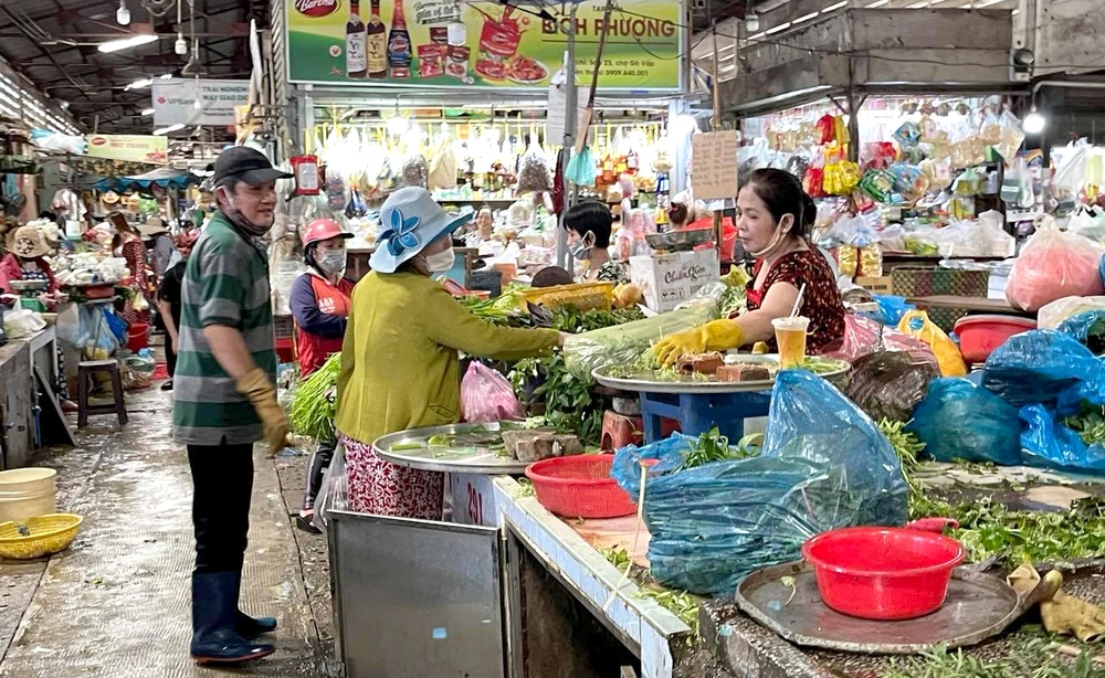 Tình trạng lơ là các biện pháp phòng ngừa lây nhiễm của tiểu thương và người mua hàng diễn ra khá phổ biến tại các chợ truyền thống của TPHCM