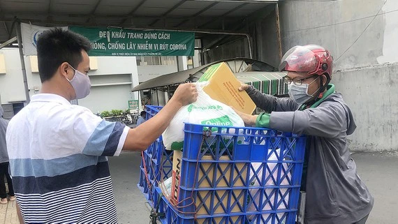 Nhiều bạn trẻ chuyển tạm sang nghề giao hàng trực tuyến