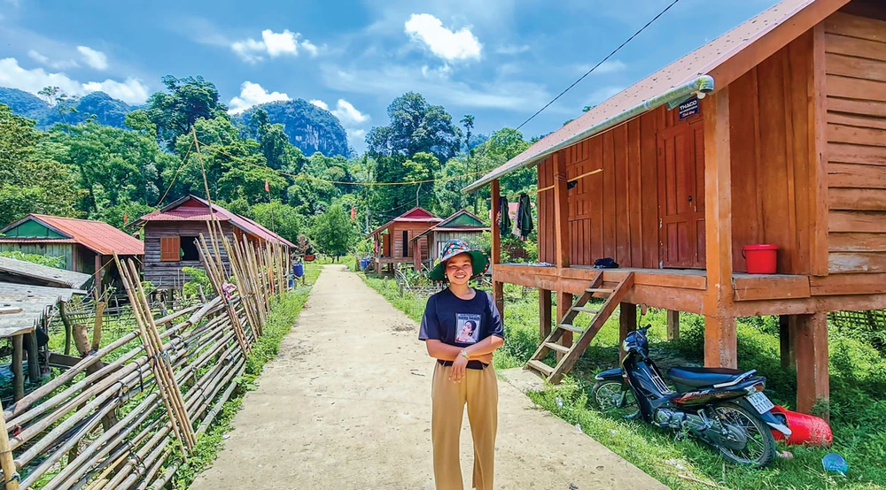 Những căn nhà của người A Rem vừa được tu sửa lại do nguyên Chủ tịch nước Nguyễn Minh Triết vận động.