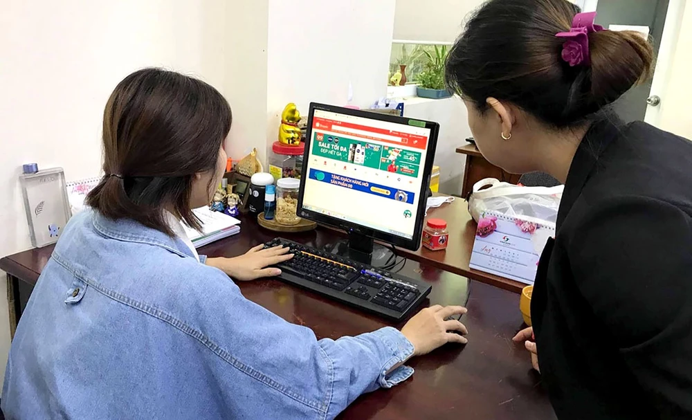 Săn hàng giảm giá online đang phổ biến những năm gần đây. Ảnh: HOÀNG HÙNG