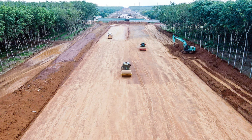 Cao tốc Bắc Nam đoạn Phan Thiết - Dầu Giây đang thi công. 