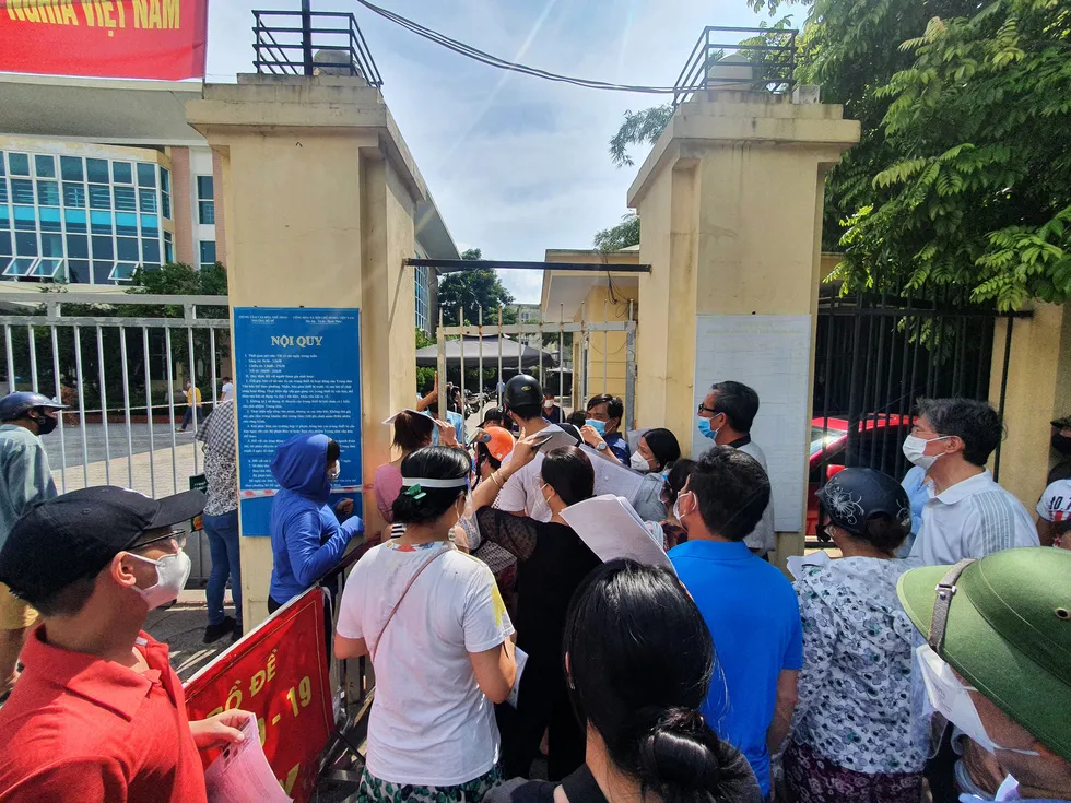 Nhiều điểm tiêm chủng tại Hà Nội đông nghẹt, chen lấn - Ảnh 5. Nhiều điểm tiêm chủng tại Hà Nội đông nghẹt, chen lấn - Ảnh 5.