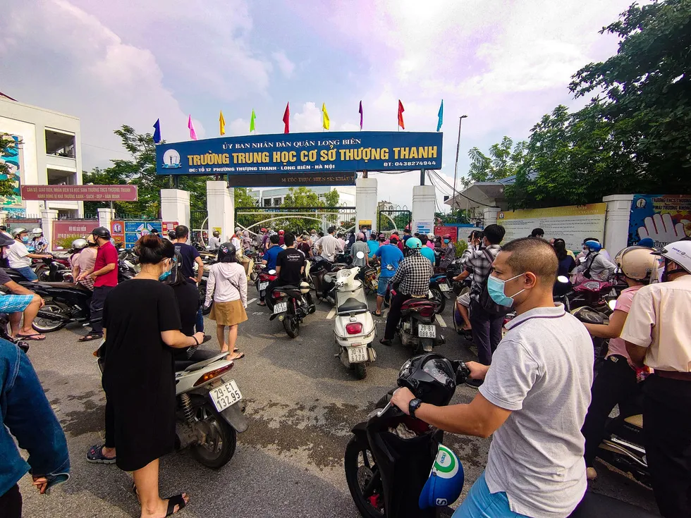 Nhiều điểm tiêm chủng tại Hà Nội đông nghẹt, chen lấn - Ảnh 1. Nhiều điểm tiêm chủng tại Hà Nội đông nghẹt, chen lấn - Ảnh 1.