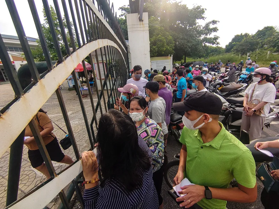 Nhiều điểm tiêm chủng tại Hà Nội đông nghẹt, chen lấn - Ảnh 2. Nhiều điểm tiêm chủng tại Hà Nội đông nghẹt, chen lấn - Ảnh 2.