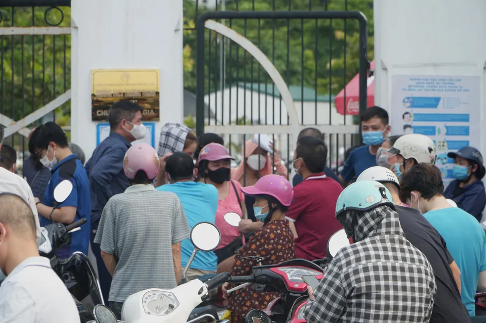 Nhiều điểm tiêm chủng tại Hà Nội đông nghẹt, chen lấn - Ảnh 3. Nhiều điểm tiêm chủng tại Hà Nội đông nghẹt, chen lấn - Ảnh 3.