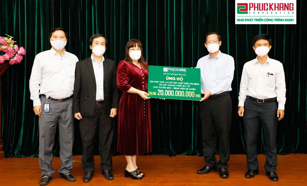 Ms. Luu Thi Thanh Mau (left) presenting medical equipment for pandemic prevention worth VND 20 bn to Mr. Phan Van Mai, Chairman of People's Committee of Ho Chi Minh City.