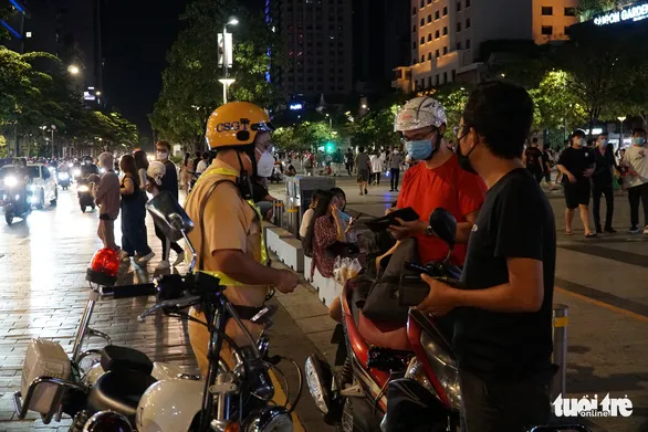 Rủ nhau đổ về phố đi bộ Nguyễn Huệ tụ tập, ăn uống: nhiều người dân coi thường 5K - Ảnh 2. Rủ nhau đổ về phố đi bộ Nguyễn Huệ tụ tập, ăn uống: nhiều người dân coi thường 5K - Ảnh 2.