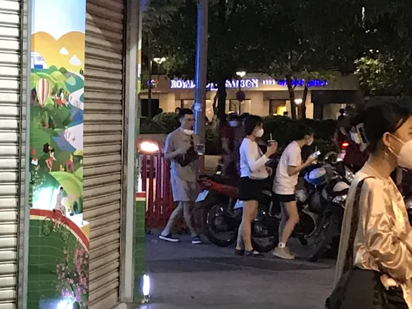 Rủ nhau đổ về phố đi bộ Nguyễn Huệ tụ tập, ăn uống: nhiều người dân coi thường 5K - Ảnh 3. Rủ nhau đổ về phố đi bộ Nguyễn Huệ tụ tập, ăn uống: nhiều người dân coi thường 5K - Ảnh 3.