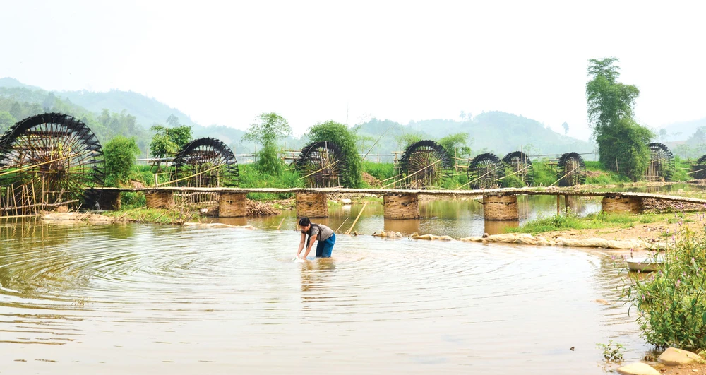 Cô gái Mường bên những cọn nước trên con đường vào bản Hắm, Khả Cửu.