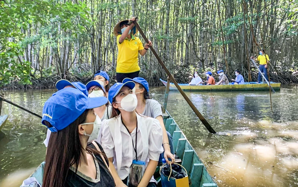 Những chiến sĩ tuyến đầu chống dịch trải nghiệm tour du lịch tại Cần Giờ sau khi TPHCM trở lại bình thường mới.