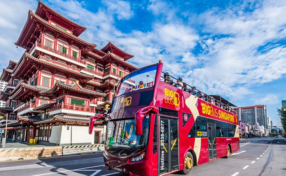 Một tour chở khách tham quan khu du lịch di sản văn hóa Kampong Glam. 