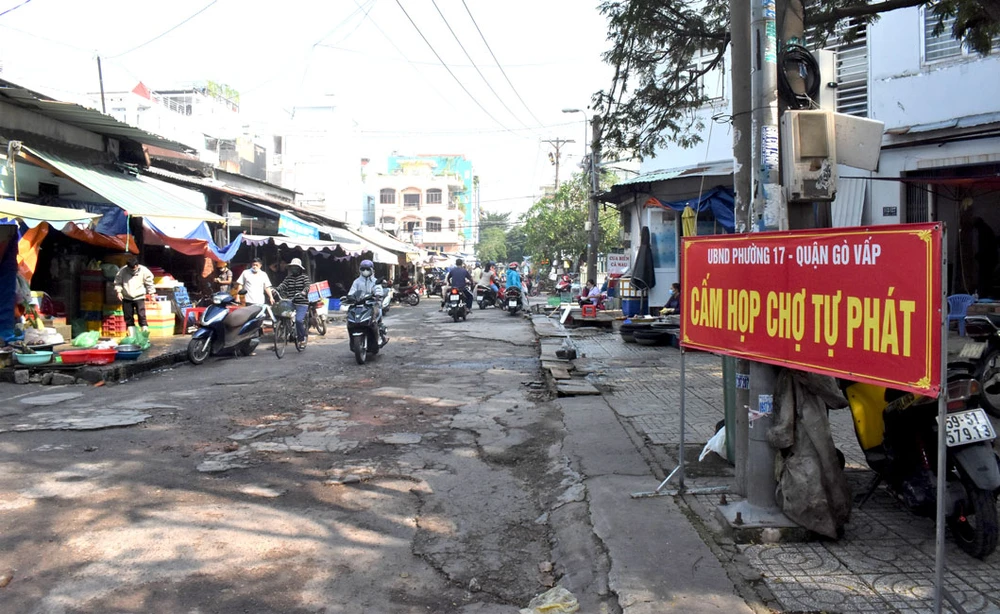 Bảng thông báo cấm họp chợ tự phát xung quanh chợ Căn cứ 26, phường 17, quận Gò Vấp Ảnh: ĐÌNH LÝ