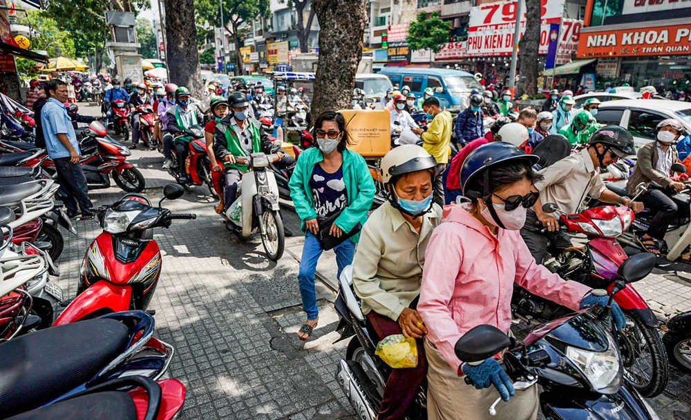 Một cảnh giao thông hổn loạn tại một giao lộ ở TPHCM.