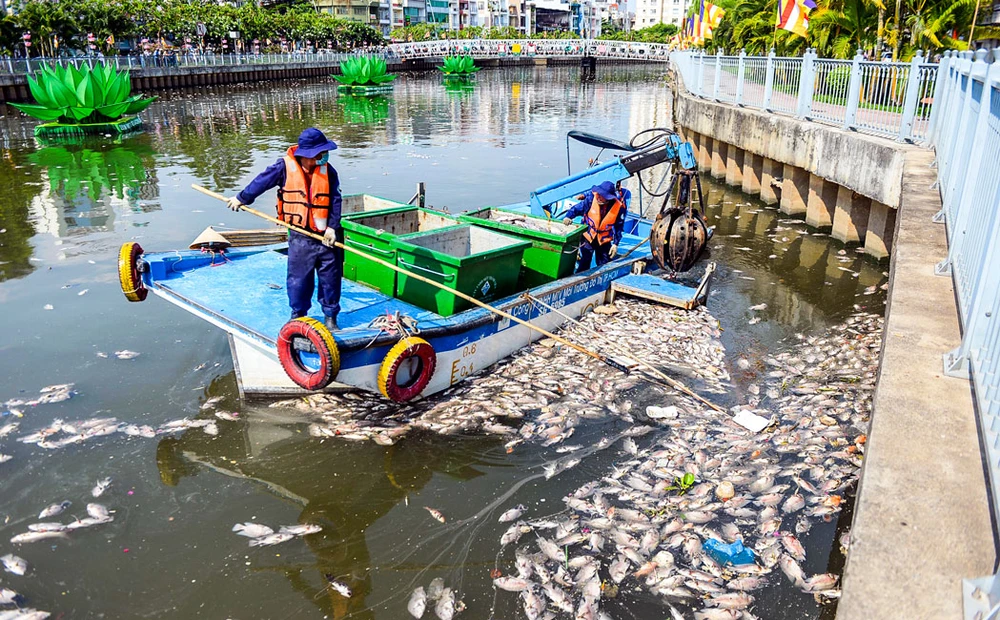 Nhìn cảnh tượng này khó mà thu hút khách du lịch tham quan trên kênh Nhiêu Lộc-Thị Nghè.