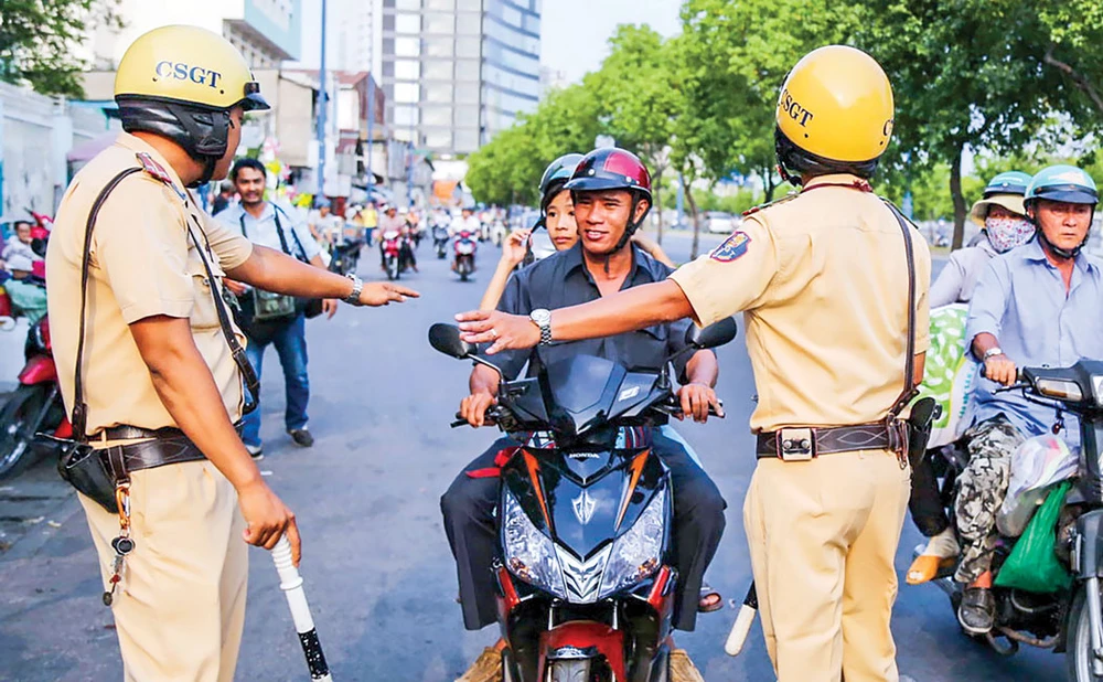 CSGT không thể yêu cầu người đang sử dụng phương tiện dừng xe chỉ để hỏi xe có chính chủ hay không (ảnh chỉ mang tính chất minh họa).