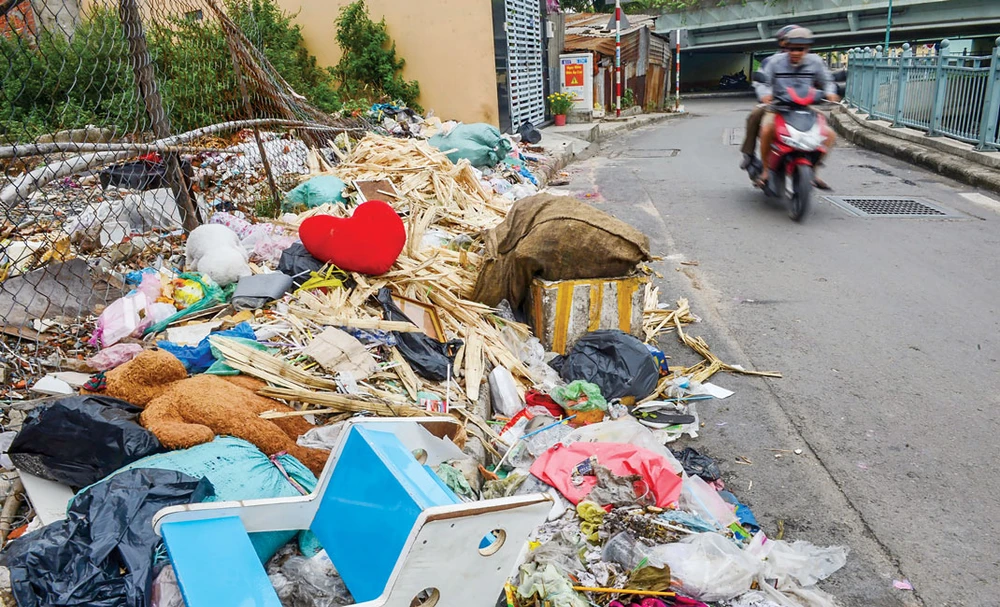 Cứ vô tư đổ rác ra vỉa hè kiểu này thì luật có cũng như không.