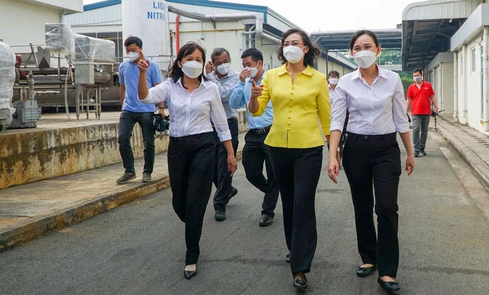 Lãnh đạo TPHCM đi thăm, lắng nghe, kịp thời chỉ đạo và sẵn sàng hỗ trợ các doanh nghiệp tháo gỡ khó khăn Ảnh: HOÀNG HÙNG